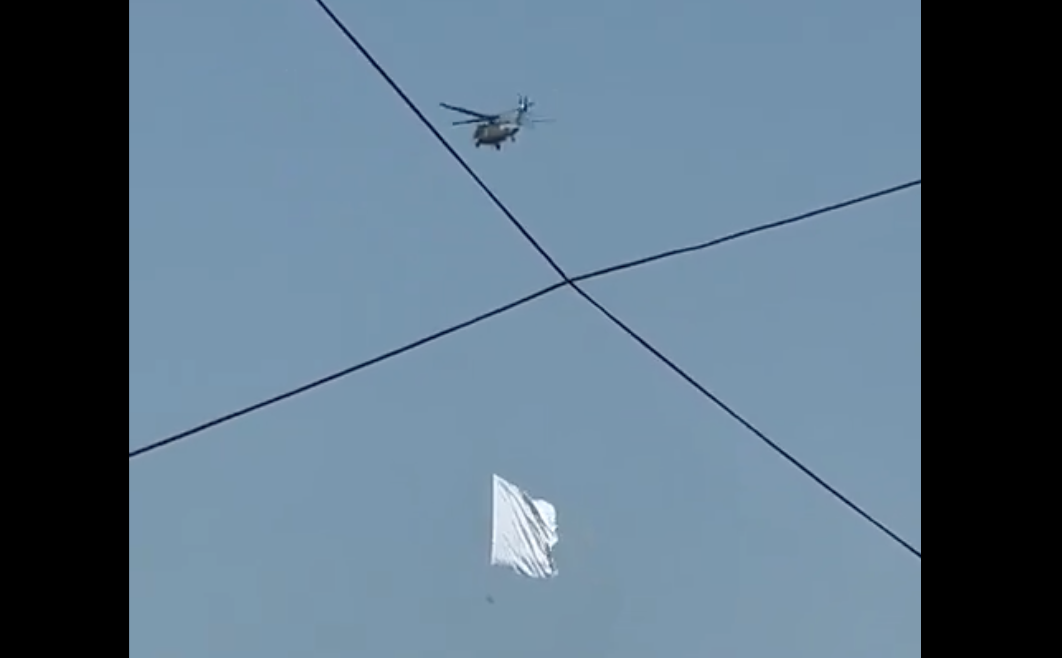 VIDEO Helicóptero del Ejército sobrevuela Culiacán con una bandera blanca