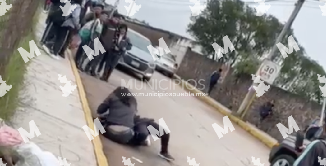 VIDEO Alumnas del Cecyte de Chignahuapan protagonizan violenta pelea 