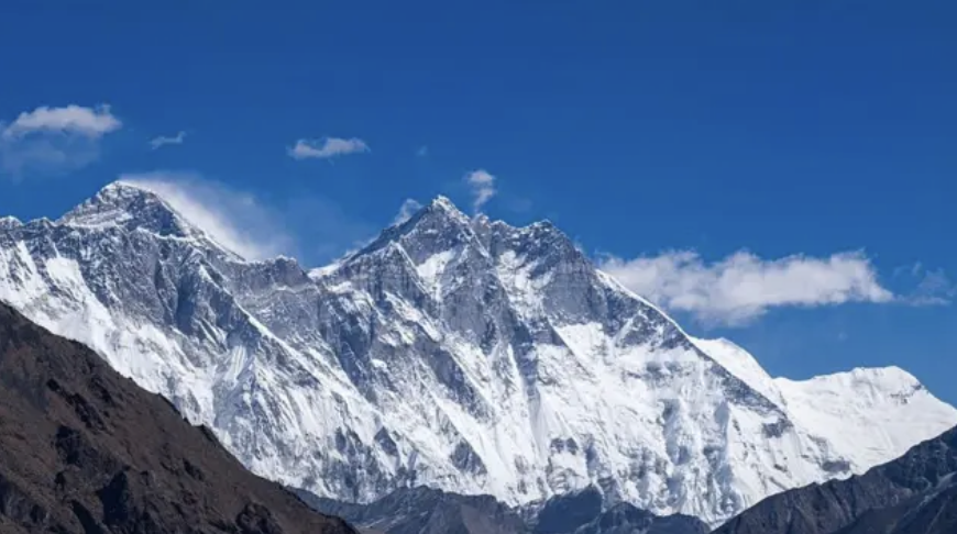 Hallan restos en el Everest de alpinista desaparecido hace 100 años 