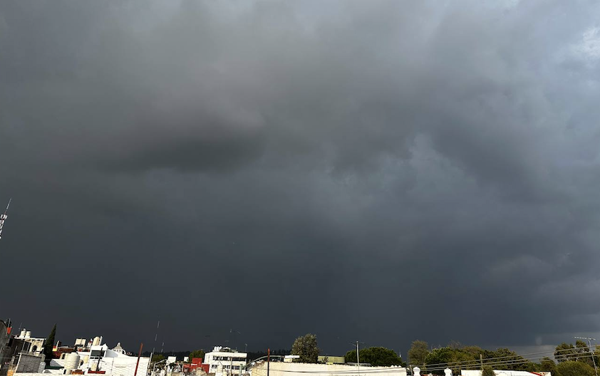 Fuerte lluvia y granizada sorprende a Puebla este lunes