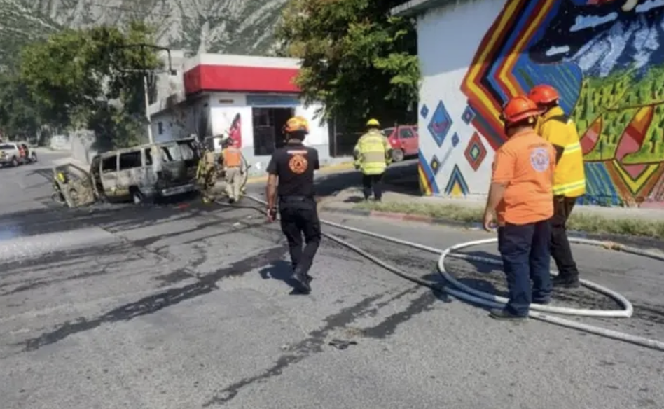  Se incendia transporte escolar y alumnos logran escapar a tiempo