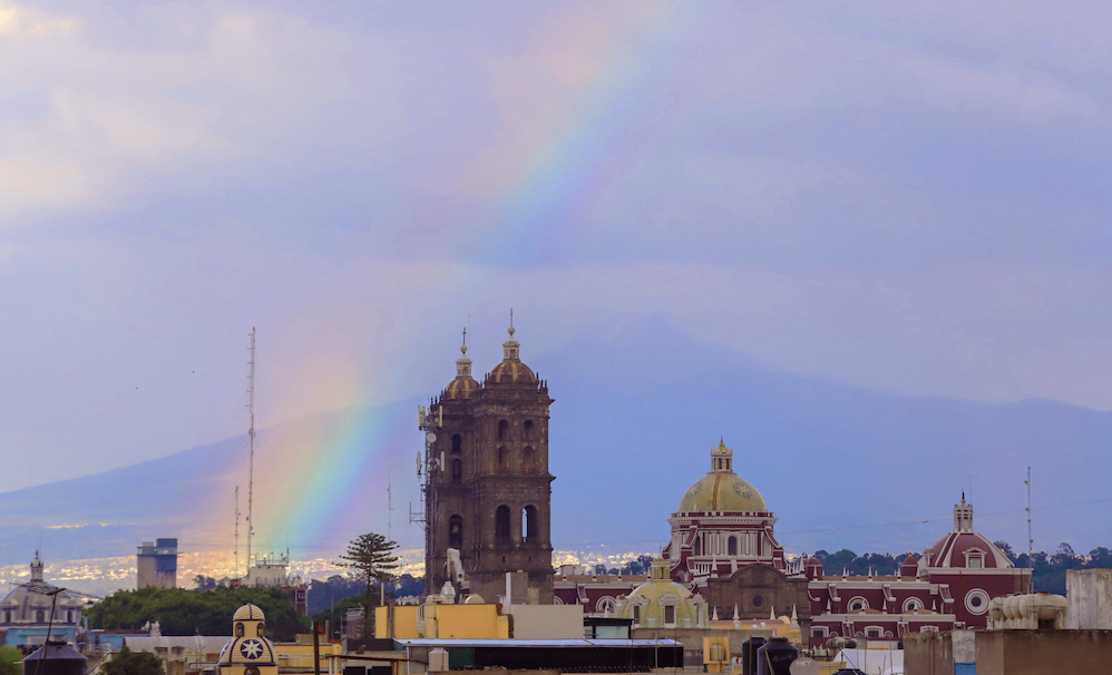 VIDEO Arcoíris cubre de magia la Catedral ante la mirada de poblanos