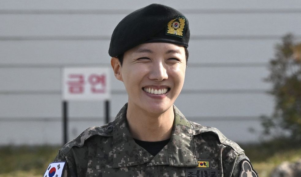 J-Hope de BTS celebra su regreso tras completar su servicio militar