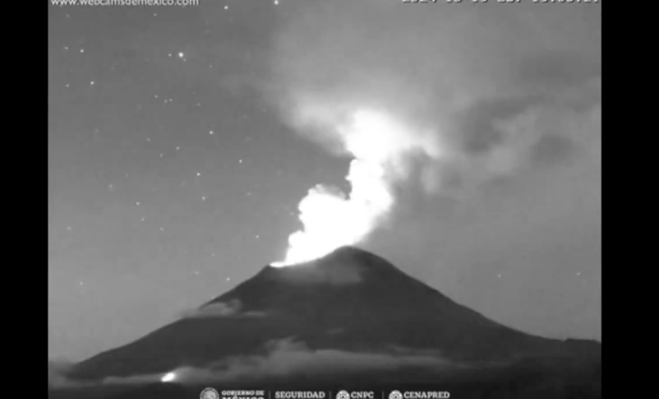 VIDEO Popocatépetl deslumbra con expulsión de ceniza la noche de este sábado