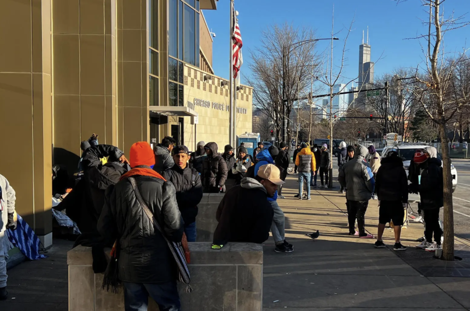 Cerrarán albergues para migrantes en Chicago