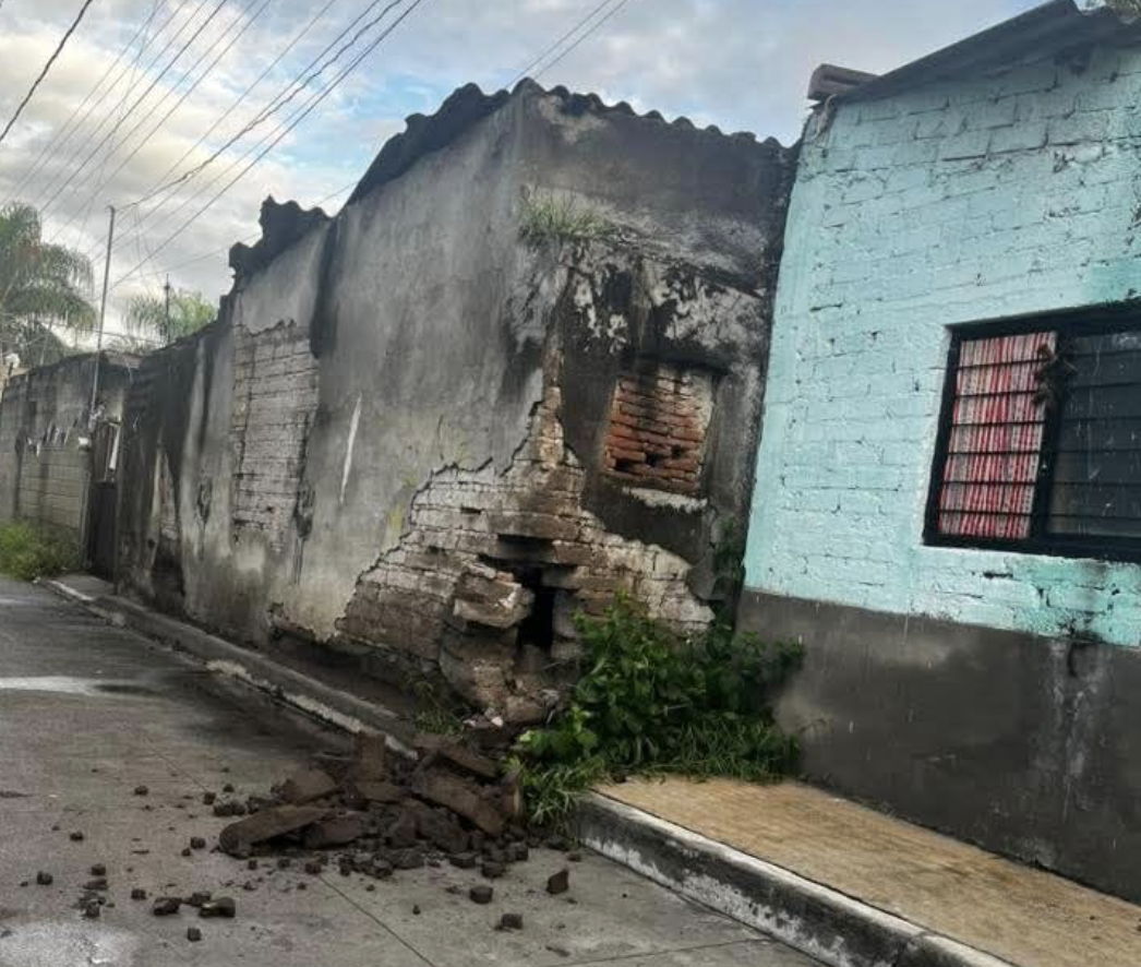 Ciudadano alerta riesgo de colapso de barda en Izúcar tras lluvias