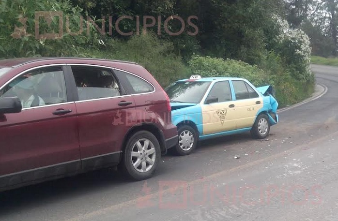 Ocurre carambola de tres vehículos en carretera a Zacapoaxtla
