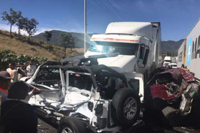 Carambola de 5 autos cierra la Autopista Puebla- Veracruz, saldo de un muerto
