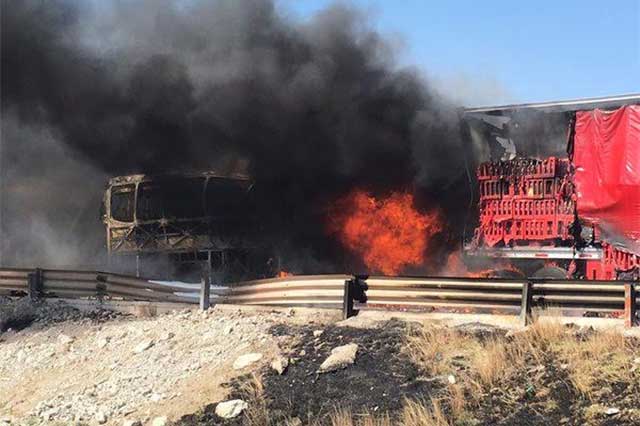 Tráiler se incendia tras carambola en la Puebla-Orizaba