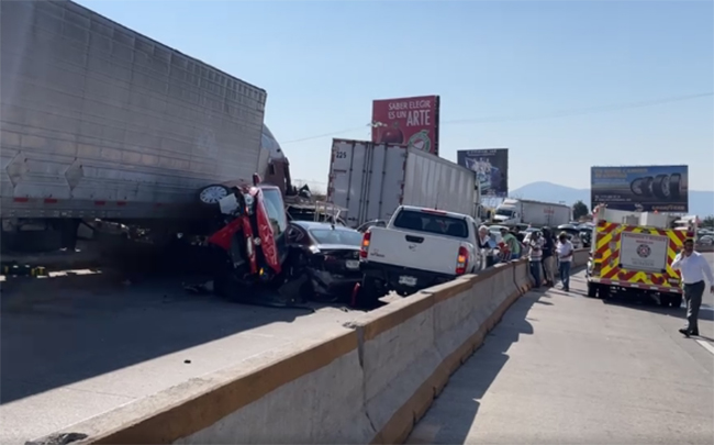 VIDEO Carambola entre autos y tráileres deja 9 heridos en el Paso Exprés de Cuernavaca