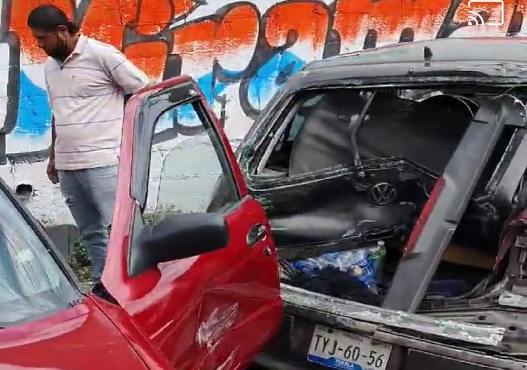 Trailero se quedó sin frenos y generó carambola en lateral de la México-Puebla