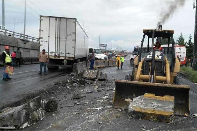 Carambola de 15 vehículos en la México-Puebla deja 3 heridos