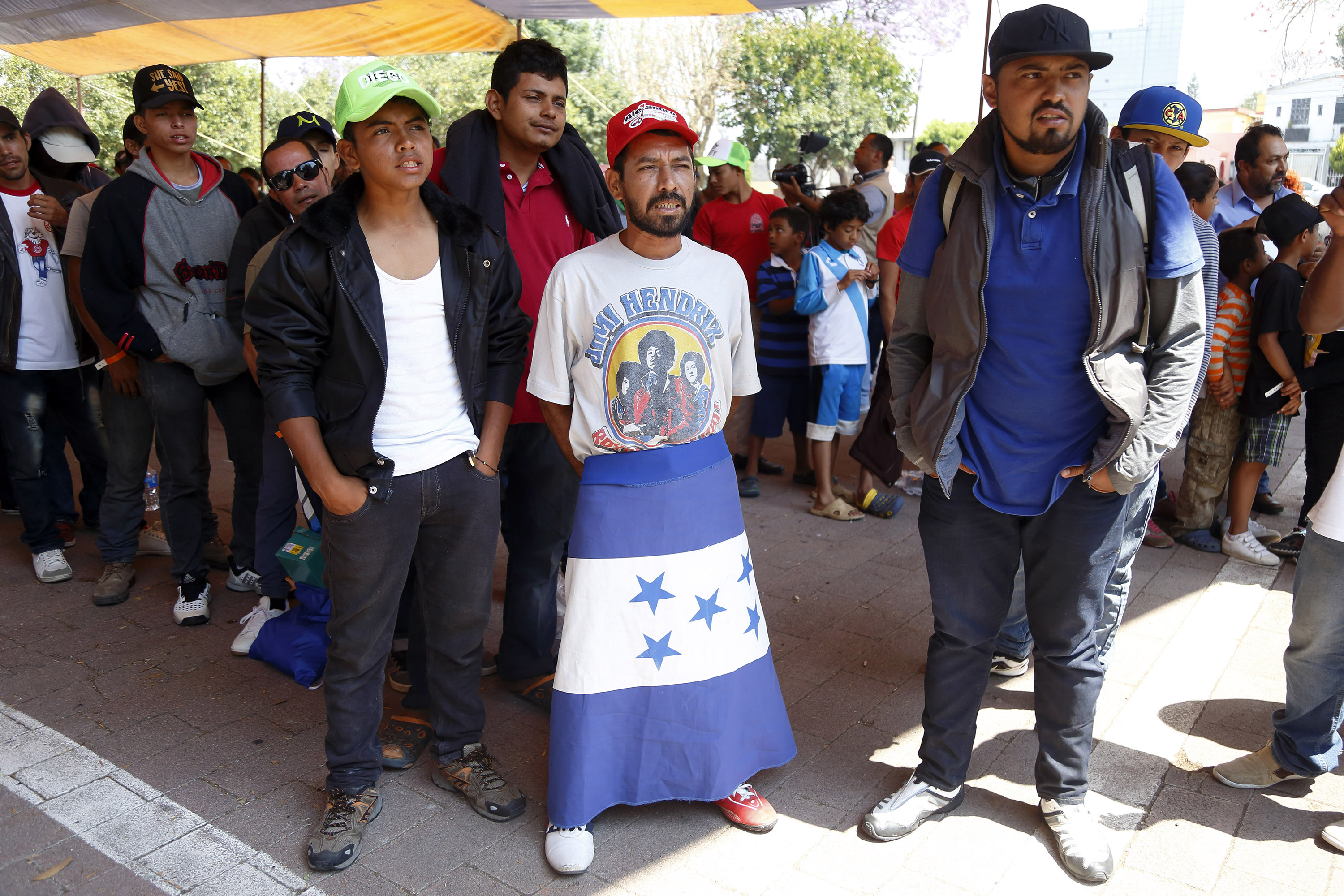 Caravana migrante se entrega a autoridades en Huixtla, Chiapas