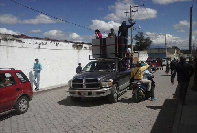 En caravana piden revocación de autoridades de Texmelucan