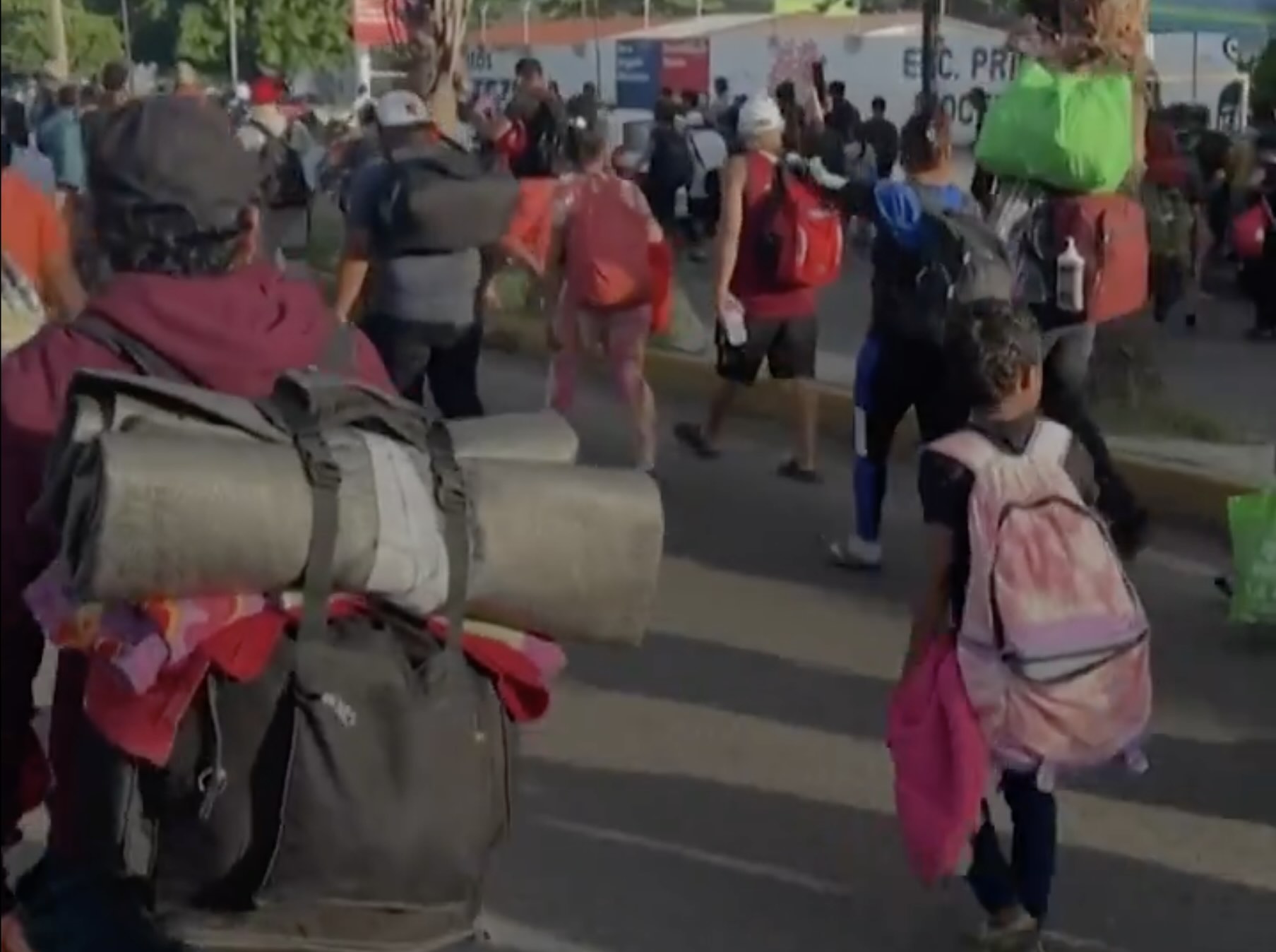 Caravana migrante hace pausa en Huixtla, Chiapas; lesiones en los pies les impide seguir