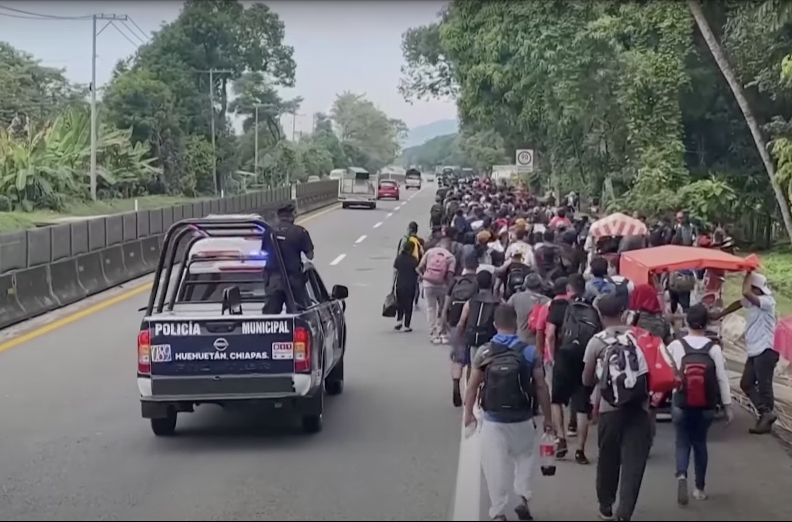 Caravana migrante sale de Tapachula, Chiapas; buscan llegar a EU