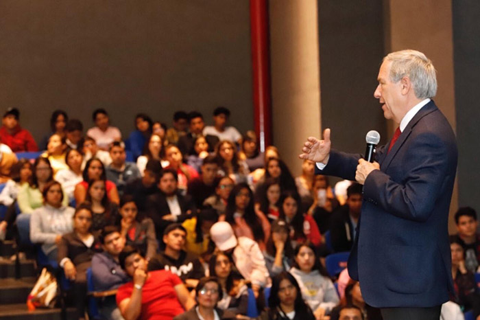 Cárdenas dialogó con la comunidad de la UVM