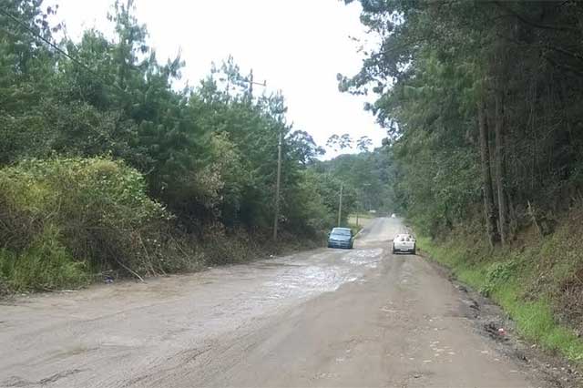 Carencia de recursos frena rehabilitación de camino a Pahuatlán