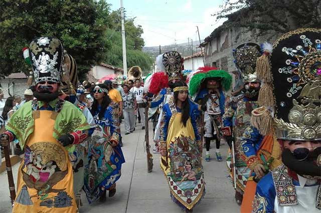 Ofrecen muestra del Carnaval de Huejotzingo en el estado de Oaxaca