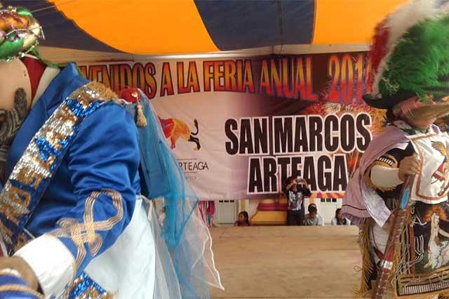 Ofrecen muestra del Carnaval de Huejotzingo en el estado de Oaxaca