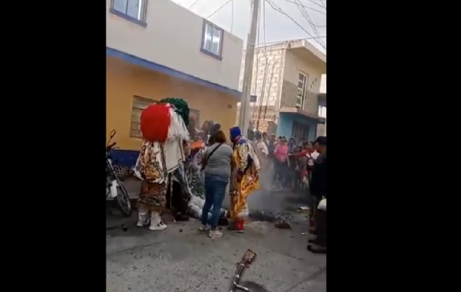 VIDEO Carnavalero de Huejotzingo se incendia y sufre quemaduras