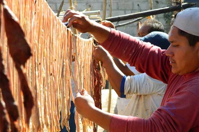 Apócrifa el 95 % de carne para mole de caderas en Puebla, señala introductor ganadero