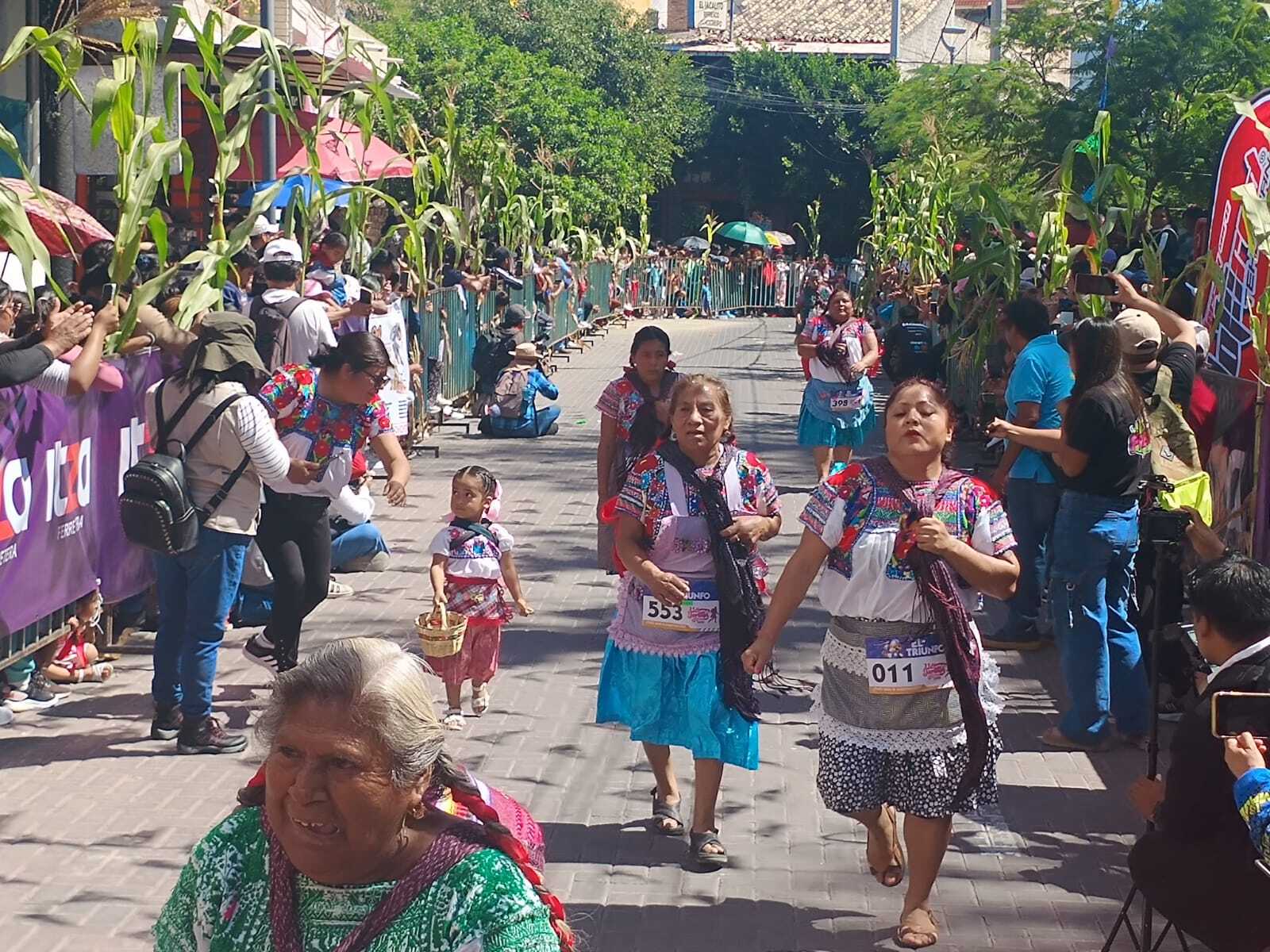 Mujeres de Santa María Coapan recorren 5 km en la Carrera de la Tortilla 2025