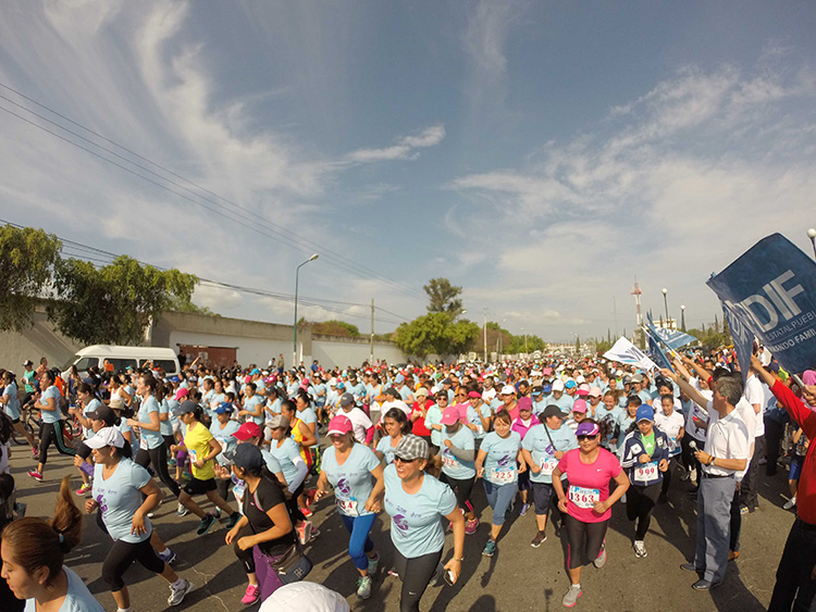 Más de mil participan en Carrera de la Mujer en Tehuacán