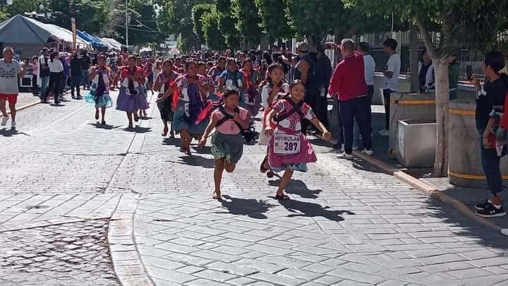 Abuelitas, madres e hijas participaron en la trigésima edición de la Carrera de la Tortilla