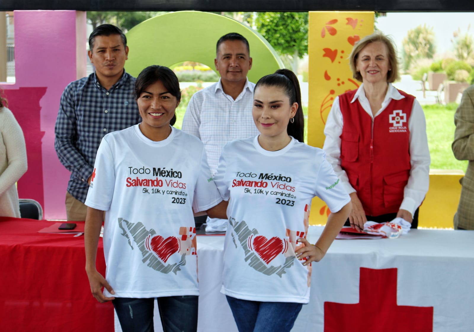 Develan playera y medalla de la Carrera de Cruz Roja Mexicana Puebla