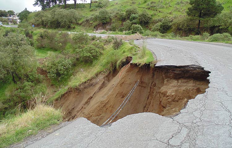 Bloquean carretera Amozoc -  Nautla dañada por lluvias
