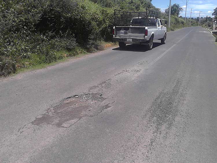 Se desmorona carretera en Teotlalcingo inaugurada hace seis meses