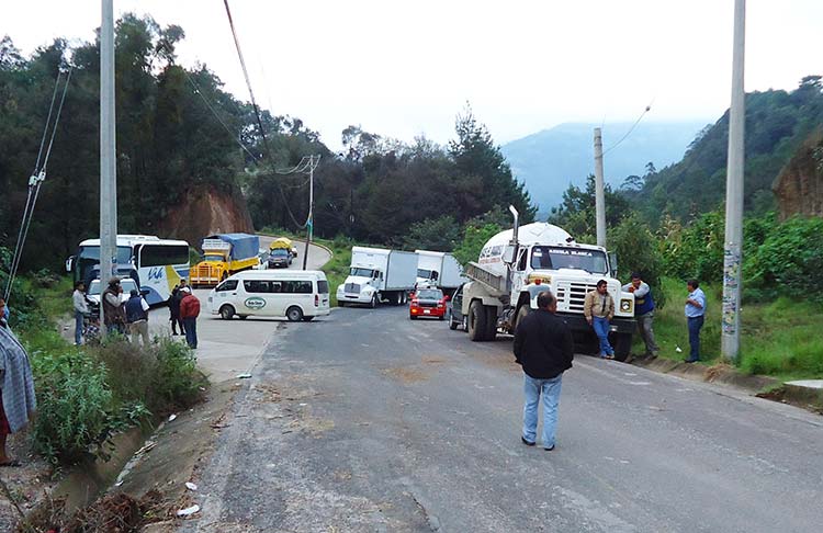 Habilitan paso en la carretera Zacapoaxtla -  Tlatlauquitepec