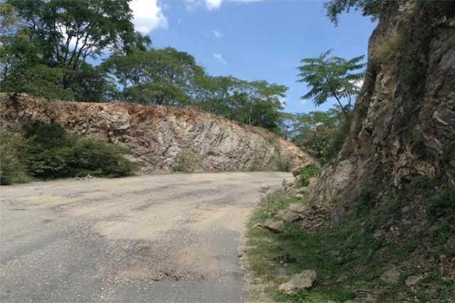 Piden automovilistas la reparación de la carretera Coatzingo-Epatlán
