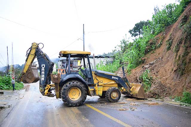 Se caen dos puentes, y derrumbes en carreteras por Katia en Sierra Norte