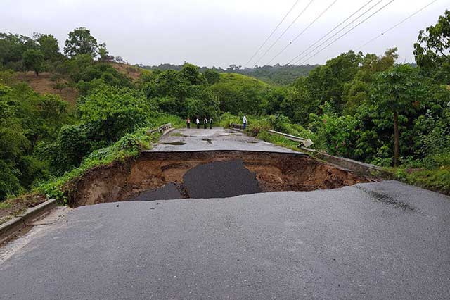 Se caen dos puentes, y derrumbes en carreteras por Katia en Sierra Norte