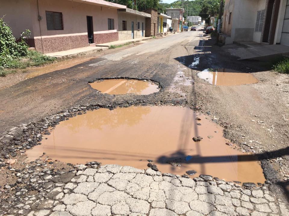 Edil de Chinantla denuncia falta de apoyo de AMLO para reparar carretera