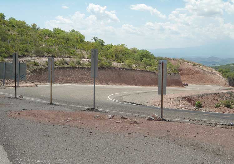 En completo olvido carretera Izúcar-Acatlán; cada elección es promesa de campaña