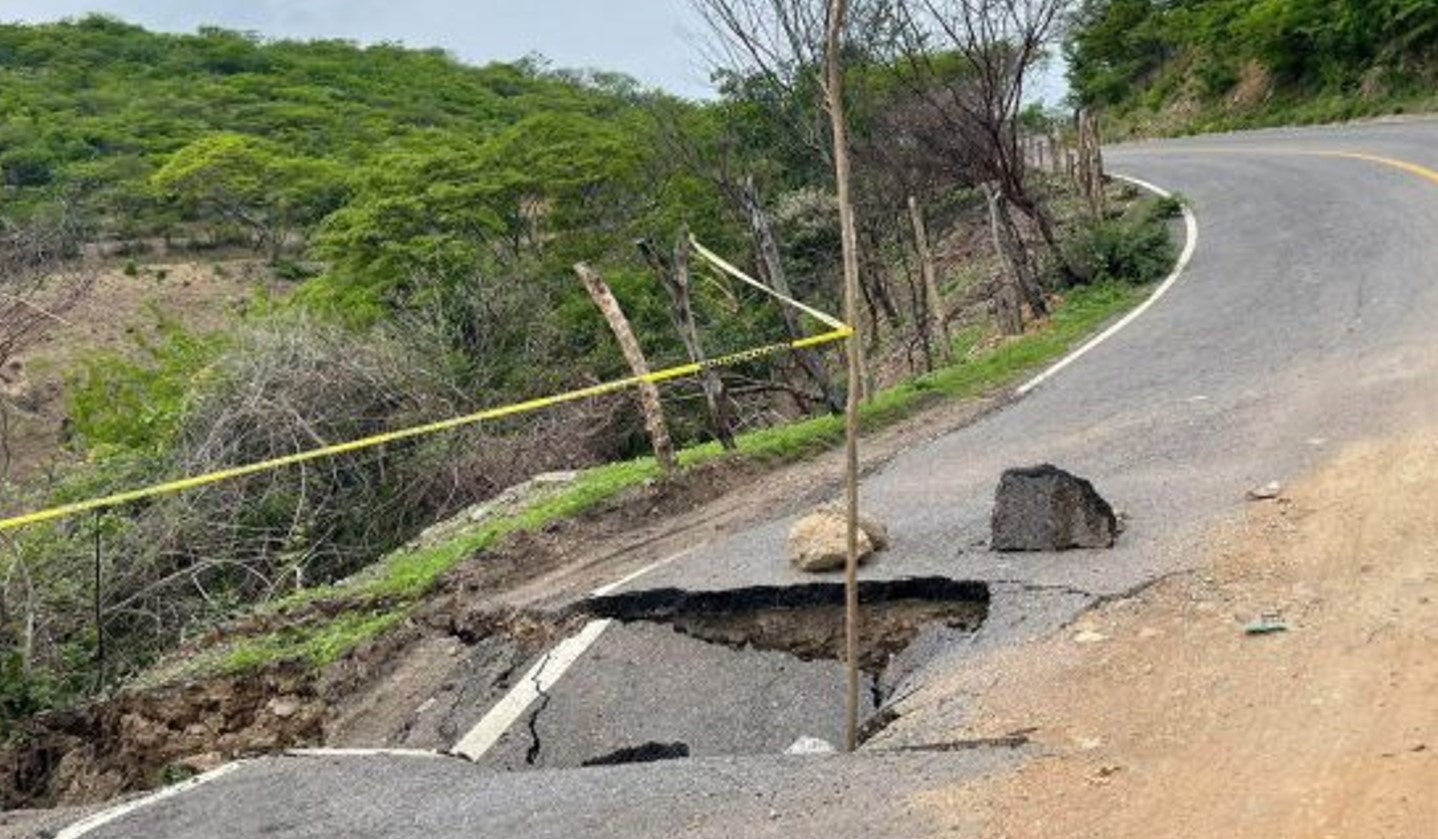Lluvias provocan socavón en la carretera Chiautla a Tulcingo de Valle