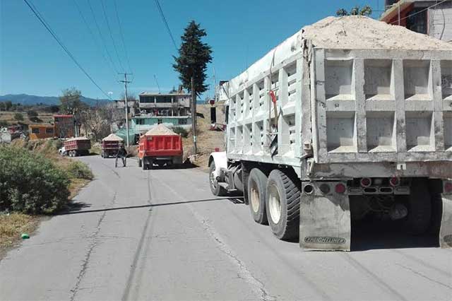 Cierran carretera de Tlalancaleca para exigir su reparación