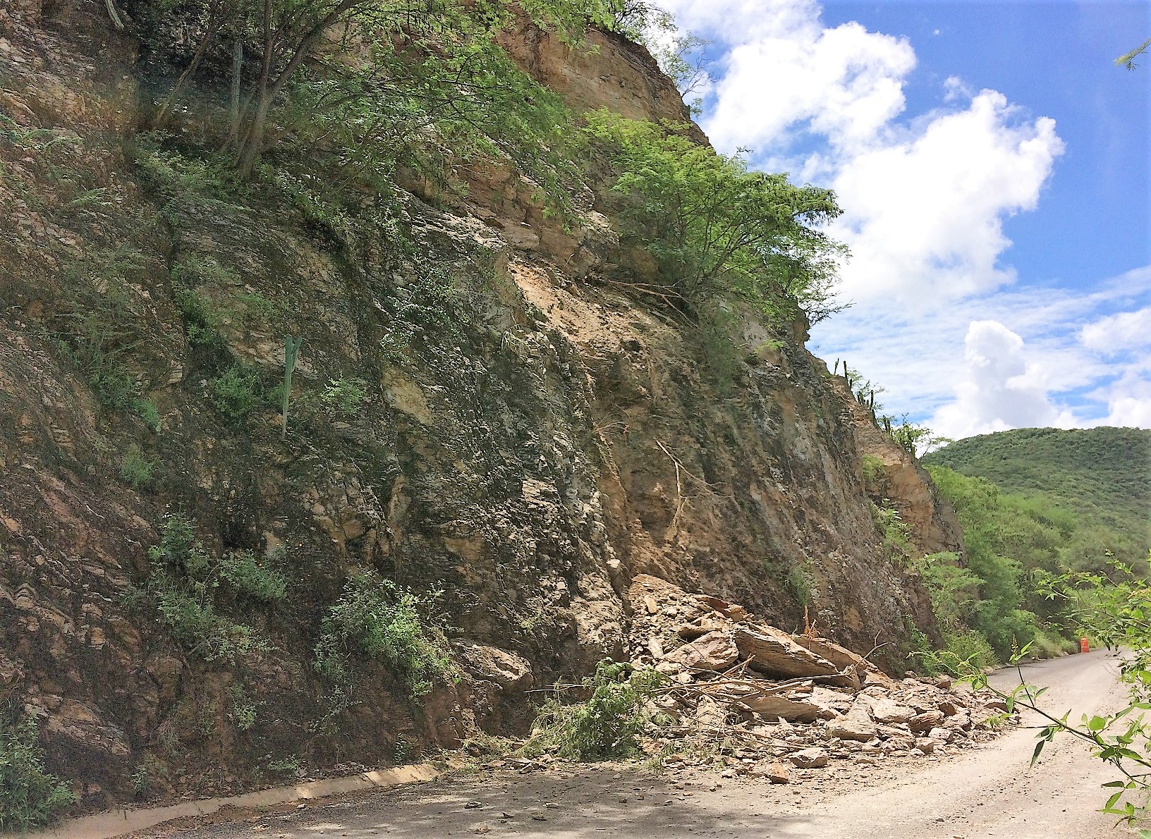 Grieta aparece en carretera de la Mixteca tras últimas lluvias