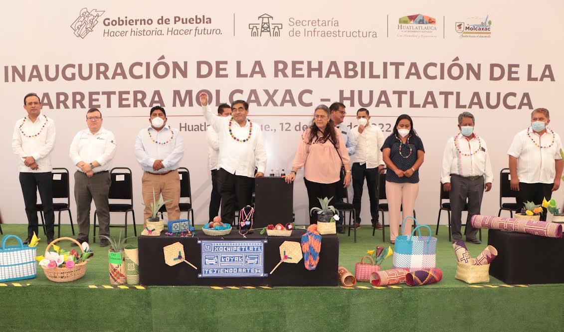 Rehabilitan 20 km de la carretera Molcaxac-Huatlatlauca