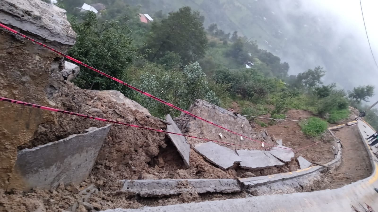 A punto de colapsar viviendas y carretera en Zoquitlán por lluvias 