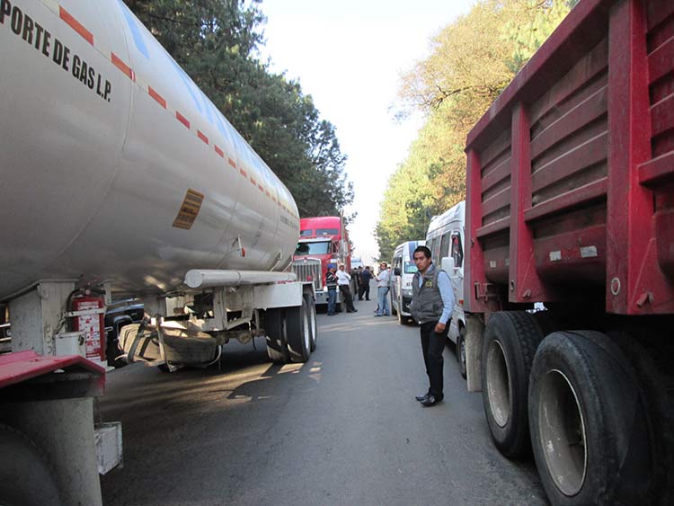 Pobladores exigen mantenimiento en carretera México-Tuxpan