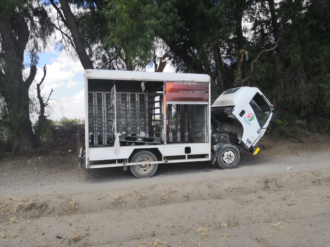 Saquean camión repartidor de cervezas en Tecamachalco