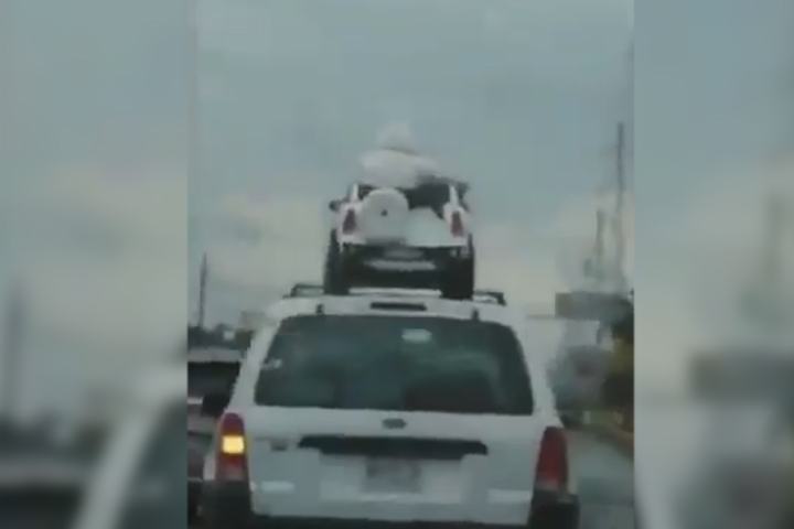 VIDEO Conductor pasea a niño en el techo de su auto