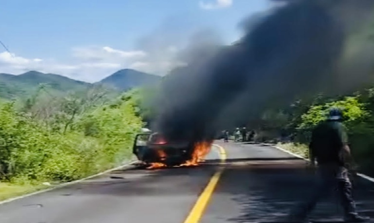 Camioneta se incendia en el Puerto del Gato, zona de Izúcar de Matamoros