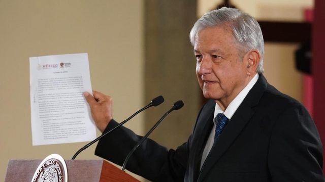 Avala Barbosa firma de carta de no reelección de AMLO