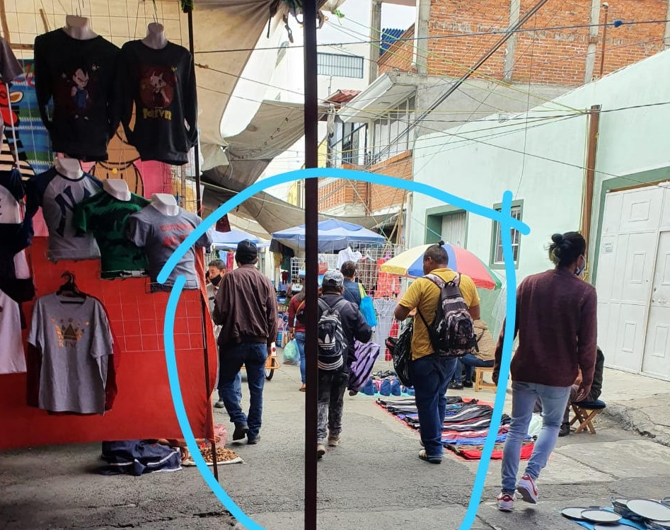 Así roban carteristas en el tianguis de Atlixco