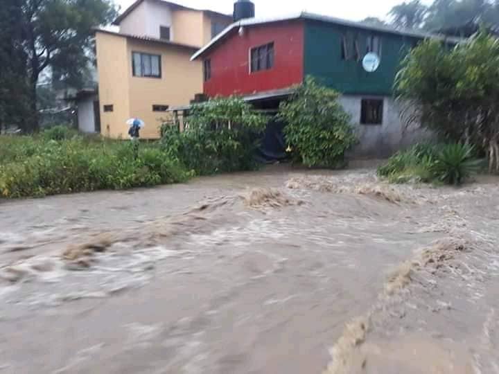 Lluvia inunda casas en Huauchinango y cierra caminos